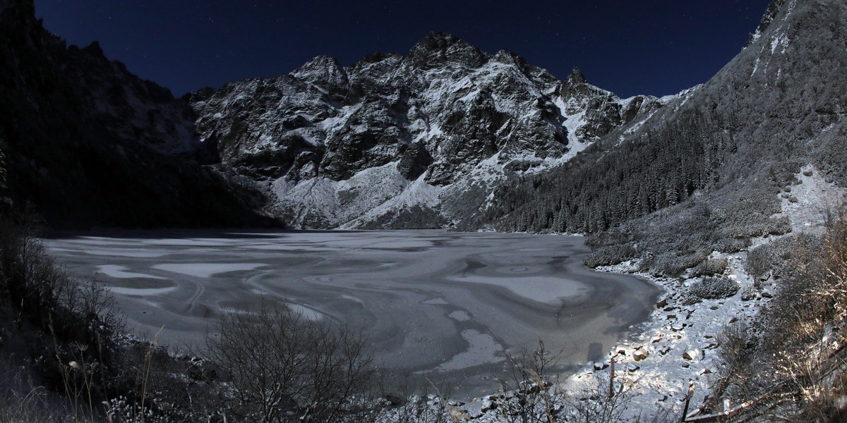 Groźny wypadek w Tatrach. Pod narciarzem załamał się lód  
