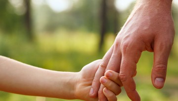 Czy można zmusić ojca do płacenia alimentów, odmawiając mu kontaktu z dzieckiem? Sąd nie ma wątpliwości