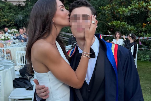 SIN EMINE JAHOVIĆ NA MATURI Pevačica u uskoj beloj haljini, a Jaman porastao u ZGODNOG MLADIĆA: Evo kako izgleda u odelu, majka puca od ponosa