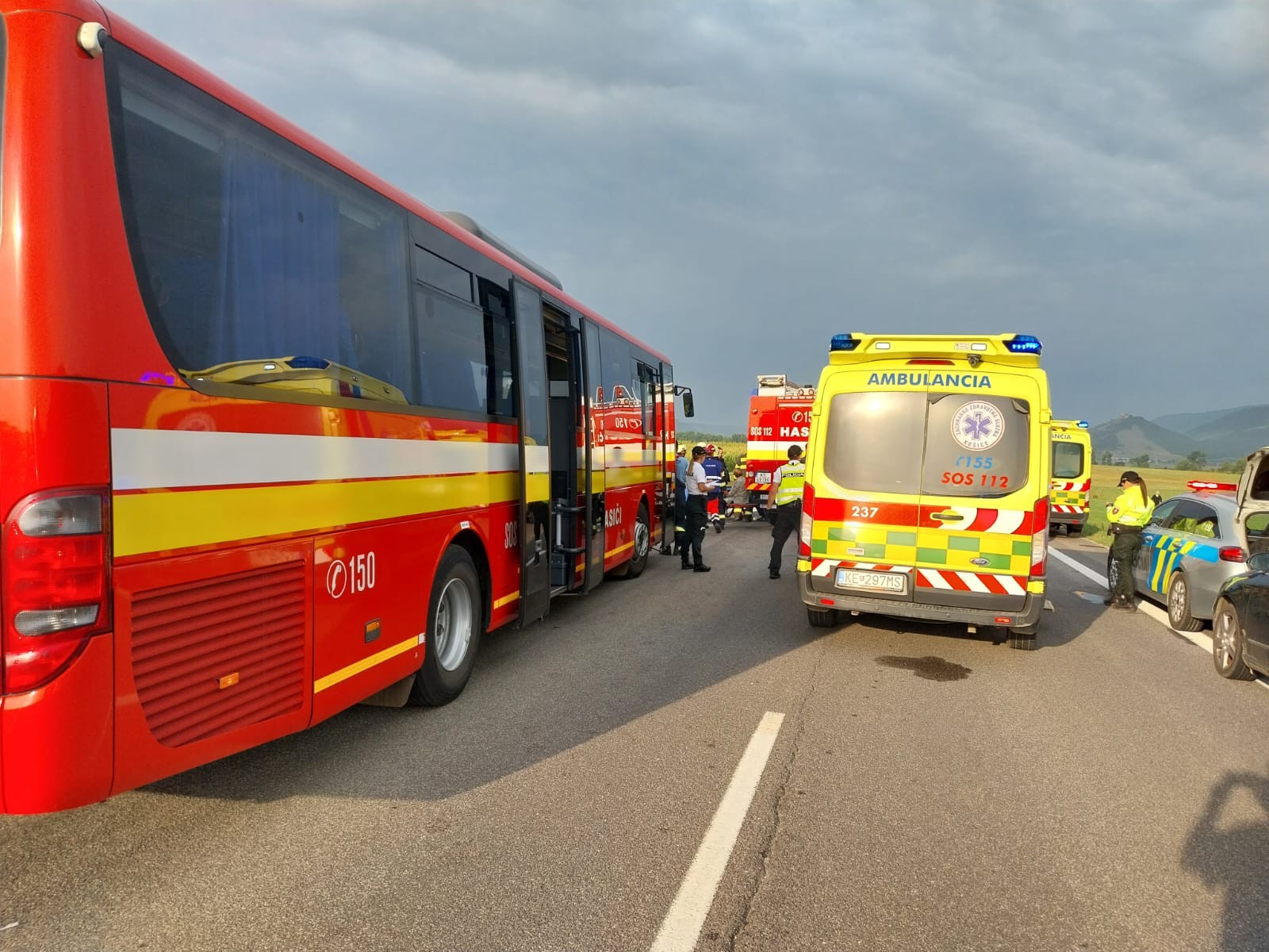 Pri Drienovci sa zrazili nákladné auto a autobus.