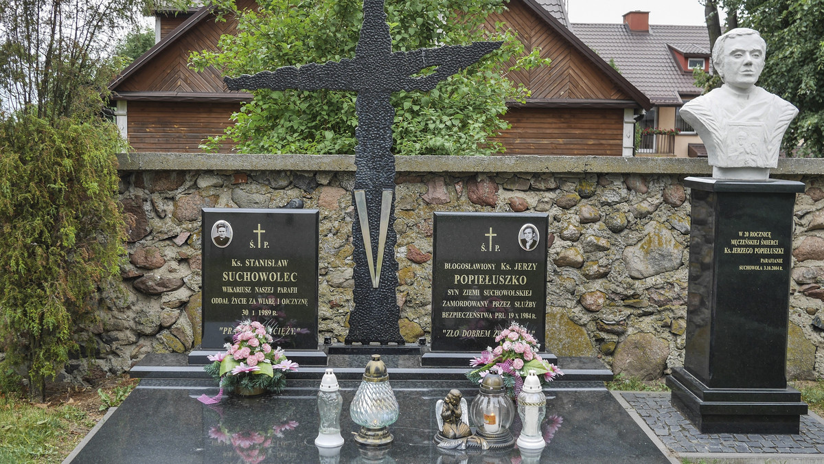 W Białymstoku uczczono w niedzielę pamięć ks. Stanisława Suchowolca - kapelana miejscowej "Solidarności" - w 29. rocznicę jego śmierci. Rocznicowa msza odbyła się w jego rodzinnej parafii na osiedlu Dojlidy.