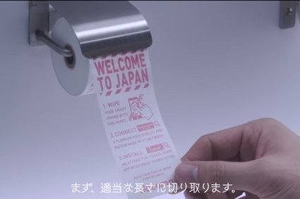 W japońskich toaletach zawisł papier toaletowy do... smartfonów