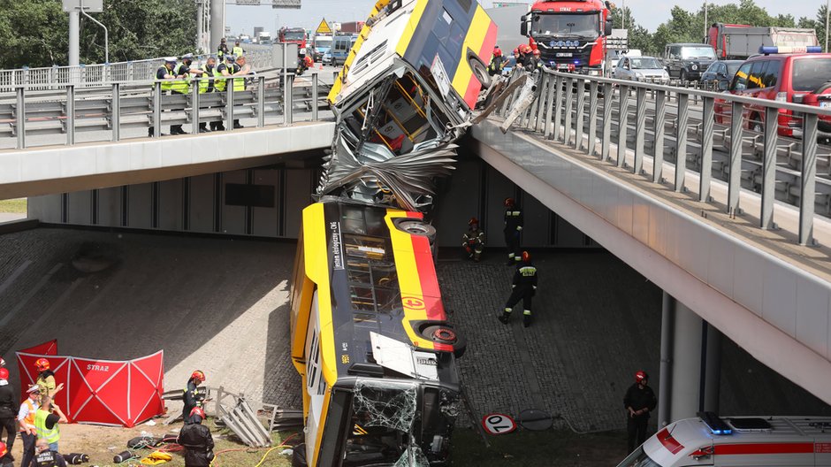 Autobus miejski z pasażerami spadł z wiaduktu