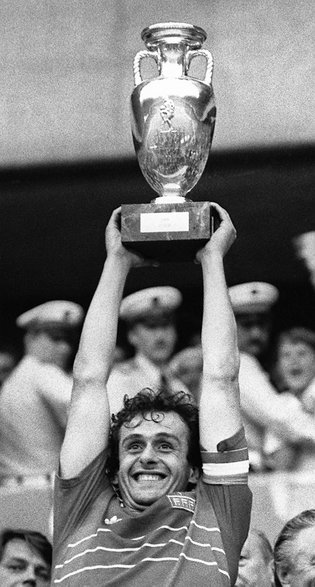 Michel Platini z trofeum za triumf w mistrzostwach Europy. Francuz całkowicie zdominował ten turniej