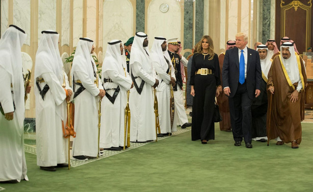 Melania Trump bez chusty na głowie w Arabii Saudyjskiej. Za to samo jej mąż krytykował Michelle Obamę