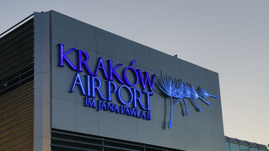 Kraków: pasażer lotniska chciał przewieźć 13 pistoletów