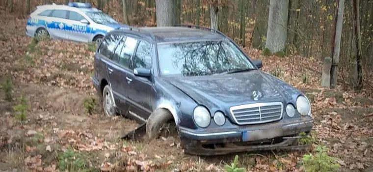 Kierowca zignorował sygnały policji. Po kilku kilometrach nie był w stanie uciekać