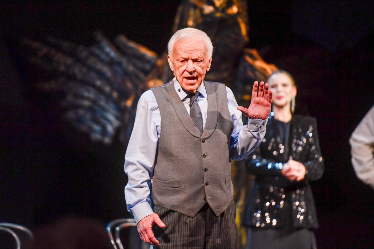 Marian Opania na scenie podczas premiery spektaklu "Pana nasycona"