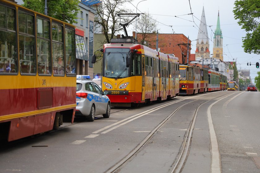 Tragedia na Piotrkowskiej w Łodzi. Taksówkarz zginął w zderzeniu z tramwajem.