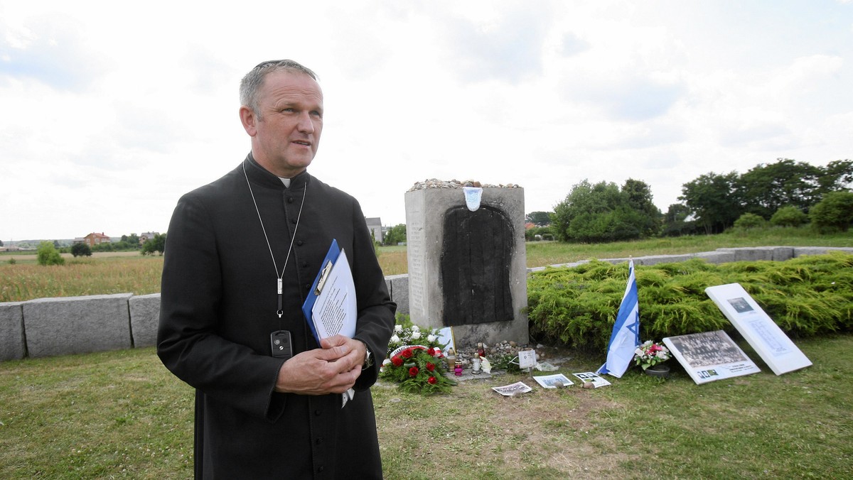 - Oczekuję od abp. Henryka Hosera, że wyzna prawdę i mnie przeprosi. Oświadczenie kurii dotyczące mojej sprawy było kuriozalne. Ostatnie dni były dla mnie bardzo ciężkie, ale stwierdziłem, że trzeba rozwiązać tę sytuację - powiedział na antenie TVN24 <a href="http://wiadomosci.onet.pl/kraj/ksiadz-lemanski-jestem-rozbity-psychicznie/we4nh" id="3b6c6f6b-0618-43f3-8ec5-76e85108b10c">ks. Wojciech Lemański</a>. Zgodnie z wydanym przez abp. Hosera dekretem powinien on dziś opuścić parafię w Jasienicy.