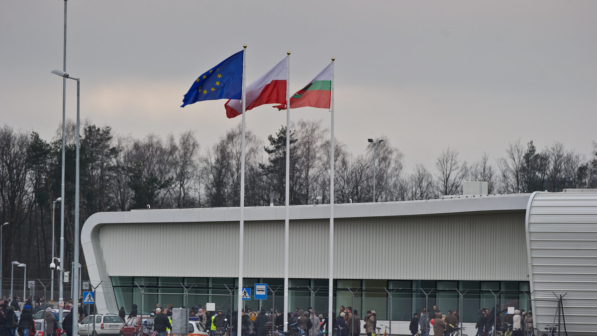 Już w przyszłym miesiącu na lotnisku w Świdniku powinien działać system ILS drugiej kategorii. Pozwoli on m.in. na lądowanie samolotów w trudnych warunkach atmosferycznych. Lubelskie lotnisko staje się coraz popularniejsze, ale wciąć przynosi milionowe straty.