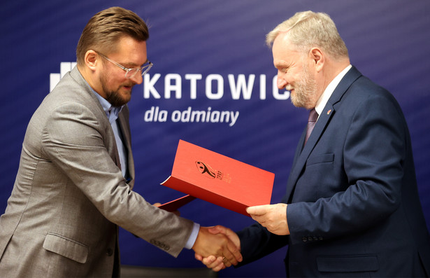 Prezydent Katowic Marcin Krupa (L) i prezes Związku Piłki Ręcznej w Polsce Henryk Szczepański (P) podczas konferencji prasowej, zapowiadającej mistrzostwa świata w piłce ręcznej, których gospodarzami w 2023 roku będą Polska i Szwecja