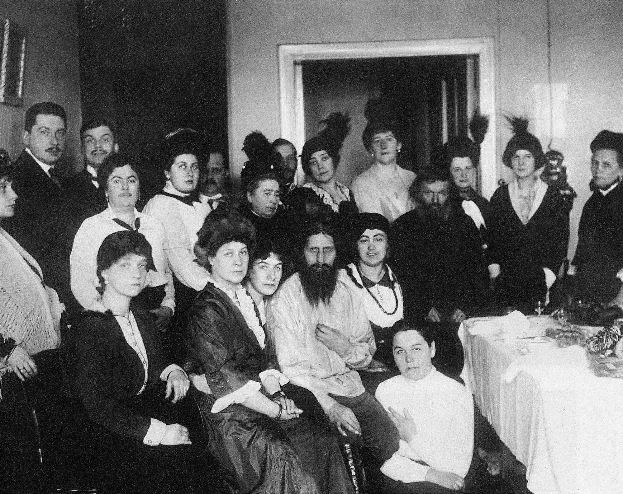 Rasputin so svojimi obdivovateľmi.