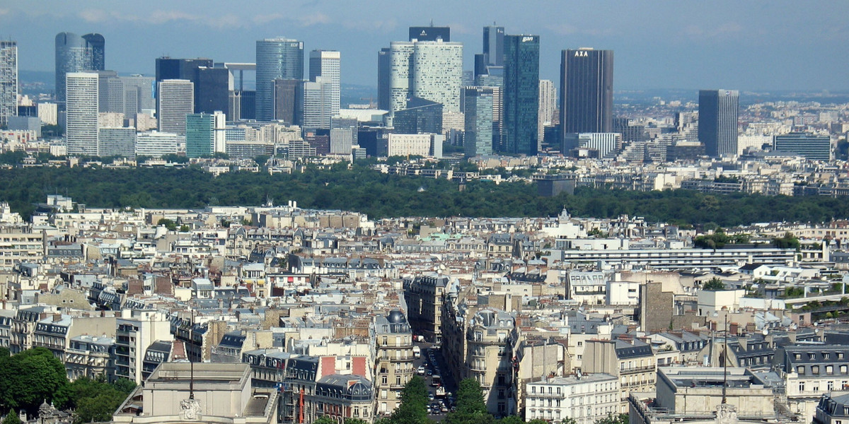 Francuzi szukają lepszej pracy – często skutecznie. Na zdjęciu La Défense, biznesowa dzielnica aglomeracji paryskiej.
