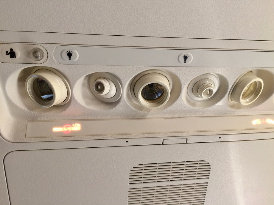 W B737-800 NG do dyspozycji pasażerów jest też indywidualne oświetlenie i nawiew w panelu nad głowami. 