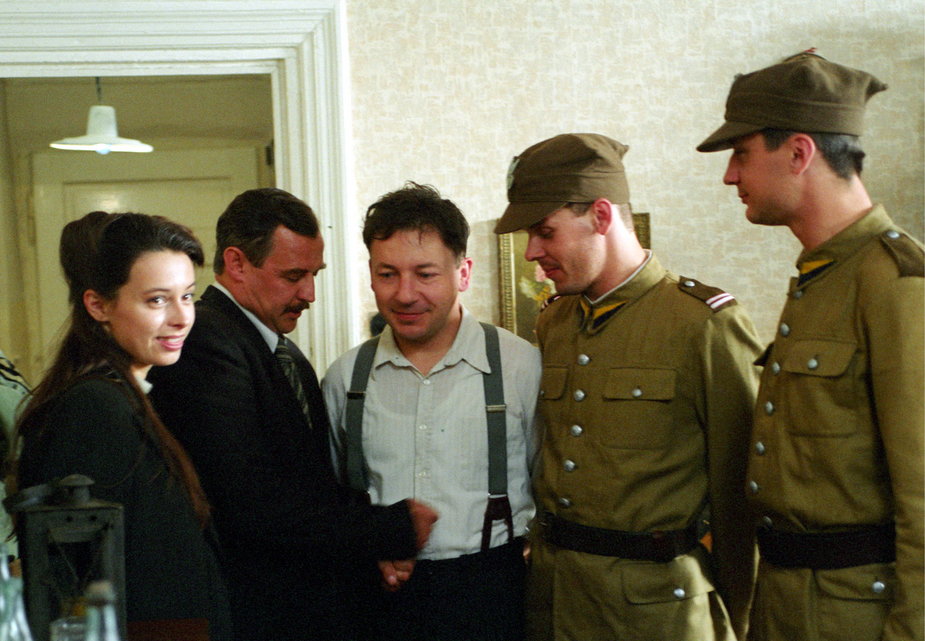 Na planie filmu "Pułkownik Kwiatkowski" (1995). Od lewej: Renata Dancewicz, Marek Kondrat, Zbigniew Zamachowski i Tomasz Schimscheiner