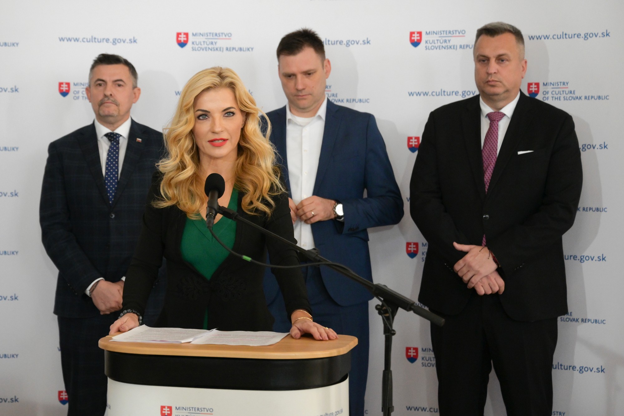 Uprostred ministerka kultúry SR Martina Šimkovičová