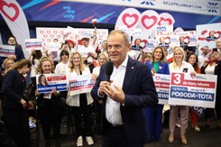 Tusk ogłosił 'babciowie'. Wiadomo, kiedy trafią pieniądze
