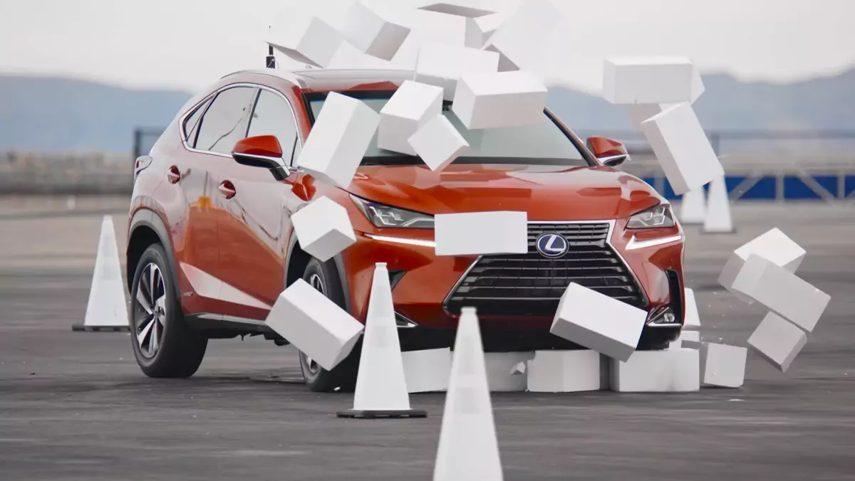Lexus udowadnia, jak groźne jest „tekstowanie” za kółkiem