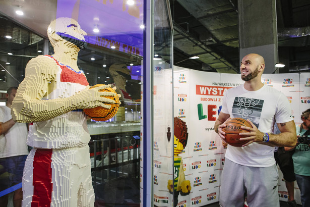 Marcin Gortat odsłonił w Łodzi swoją figurę z... klocków Lego