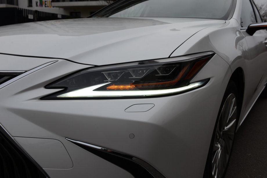 Lexus ES 300h to jedno z najładniej zaprojektowanych aut w swojej klasie. Liczą się detale. Takie, jak np. kształt świateł do  jazdy w dzień.