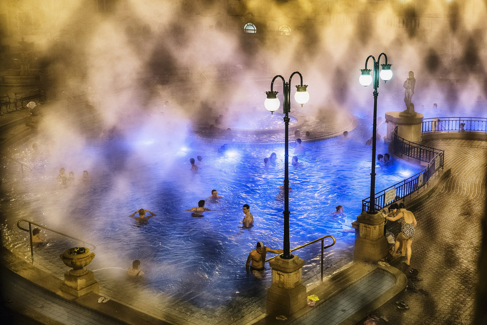 I miejsce w kategorii Miejsca - "Bathing in Budapest" (pol. Kąpiel w Budapeszcie) - Triston Yeo  / National Geographic Photo Contest 2014