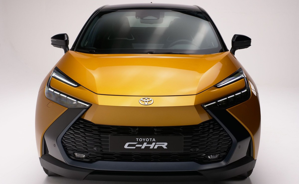 Toyota C-HR nowej generacji wjeżdża do Polski. Trzy hybrydy do wyboru