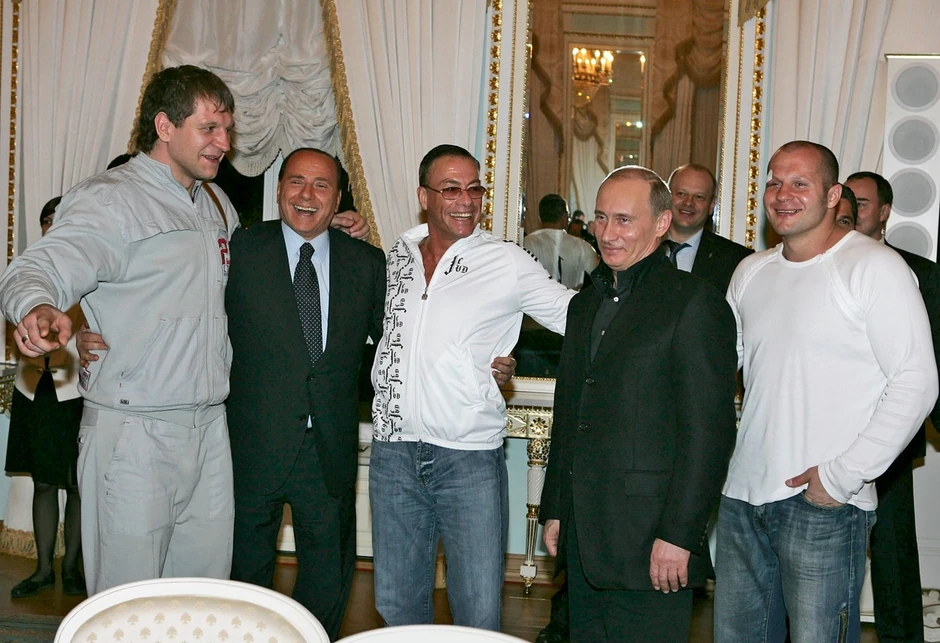 Ruski borac Aleksander Emelijanenko, Silvio Berluskoni, Van Dam, Putin i Fedor Emelijanenko u Sankt Peterburgu 2007.