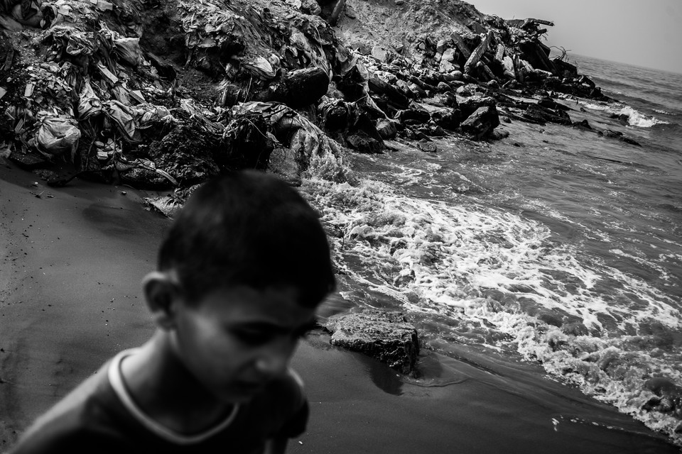 Gaza, chłopiec spaceruje po plaży przy jednym z wielu ujść ścieków ze Strefy do morza. Zdjęcie pochodzi z fotoreportażu Jakuba Kamińskiego