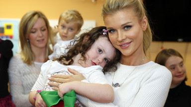 Joanna Krupa odwiedza chore dzieci