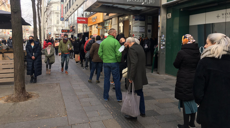 Tömött sorok a boltok előtt Bécsben. Készülnek az egész napos kijárási ti- lalomra az emberek. / Fotó: Twitter
