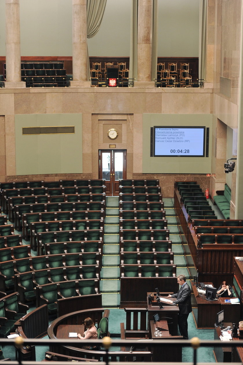 Pusta sala posiedzeń w Sejmie