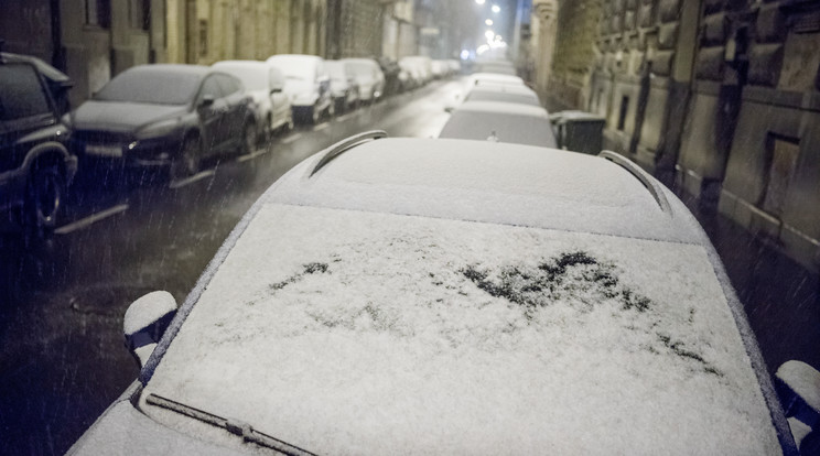 A havazás miatt különös engedményt kaptak a II. kerületi autósok / Fotó: MTI/Balogh Zoltán