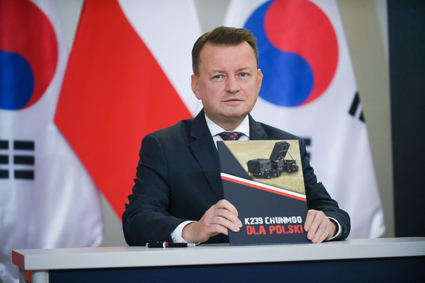 Wicepremier, minister obrony narodowej Mariusz Błaszczak podczas podpisania umowy na koreańskie wyrzutnie Chunmoo
