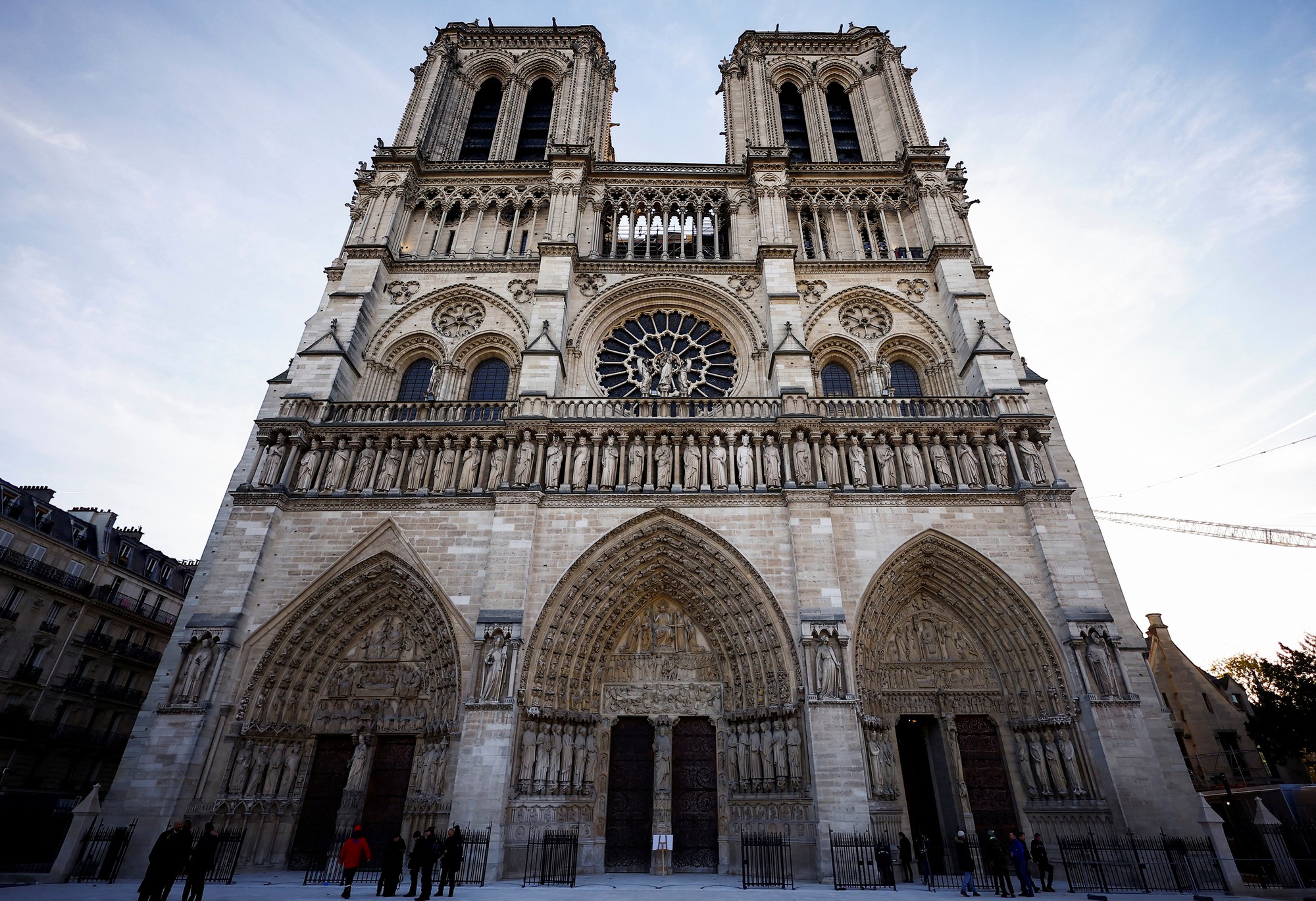 Katedrála Notre-Dame bude po rozsiahlom požiari slávnostne znovuotvorená.