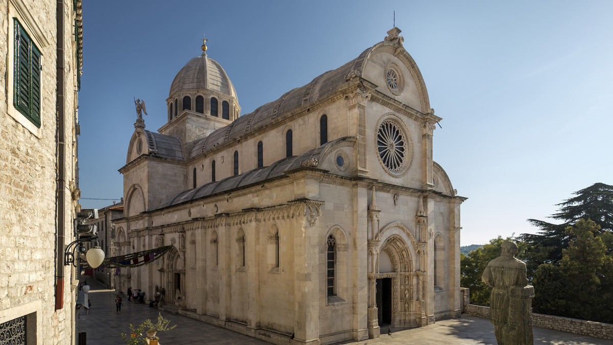 Katedra św. Jakuba w Szybeniku, historycznym mieście położonym na obecnym terytorium Chorwacji, to jeden z modelowych przykładów połączenia architektury gotyckiej i renesansowej. W 2001 roku katedra św. Jakuba została wpisana listę światowego dziedzictwa kultury UNESCO.