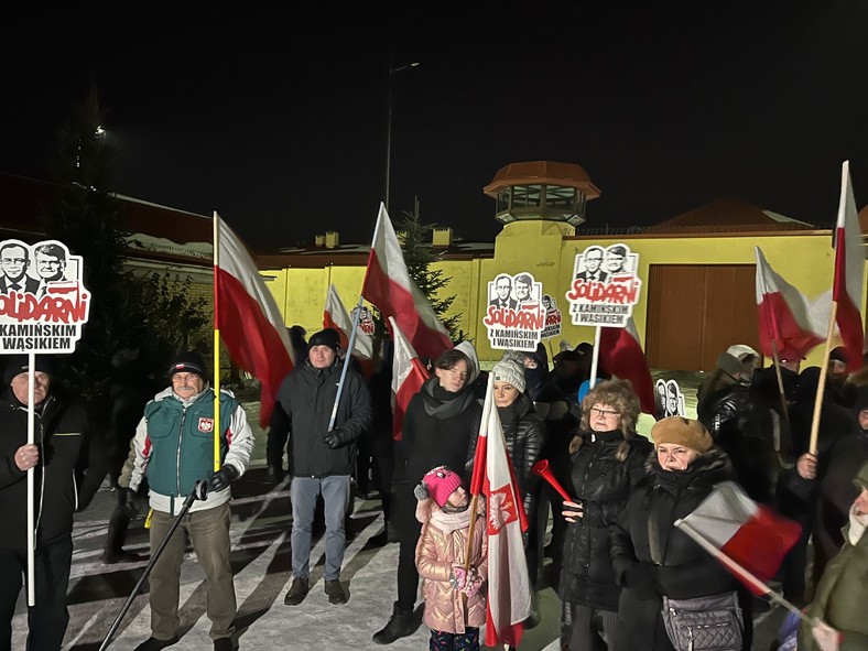 Wśród manifestująych dominowały osoby starsze, ale nie brakowało też dzieci.