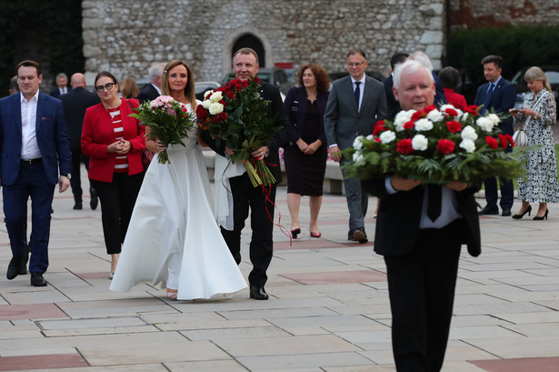 18.07.2020 Krakow , Wawel . Prezes TVP Jacek Kurski wraz z malzonka Joanna - bezposrednio od oltarza udali sie do krypty na Wawelu ( miesiecznica pogrzebu pary prezydencjkiej ). Oboje panstwo mlodzi sa rozwodnikami, slub cywilny wzieli dwa lata temu . Media spekuluja, ze termin slubu wybrano na 18 lipca bo to dzien pogrzebu Marii i Lecha Kaczynskich . Kurski mogl wiec liczyc na obecnosc szefa PiS w miescie . N/z Jacke Kurski , Joanna Klimek oraz Jaroslaw Kaczynski . Fot. Jakub Wlodek / Agencja Gazeta