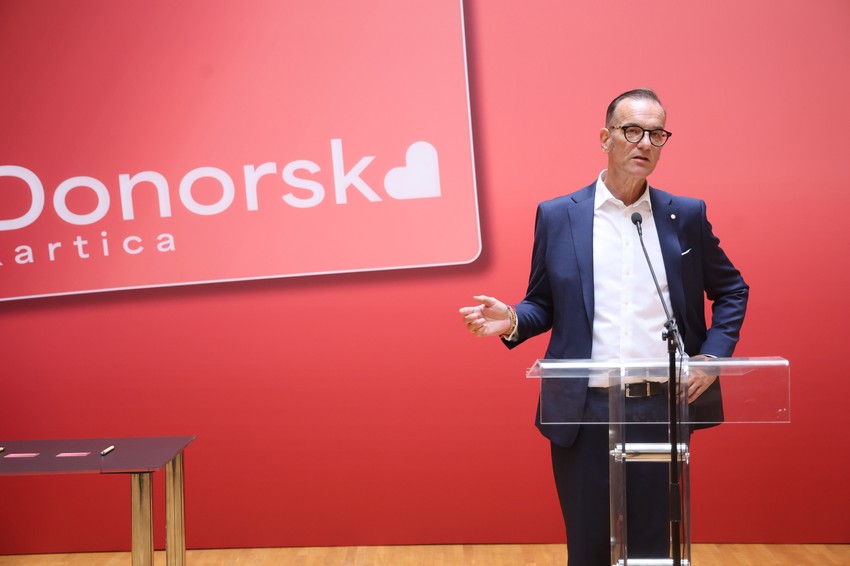 Kao pojedinac, duboko verujem da svako od nas može da da svoj doprinos stvaranju boljeg društva, a kao čovek koji je donorsku karticu već potpisao u Nemačkoj, dajem sebi slobodu da pozovem i druge da to urad, izjavio je Zeliger