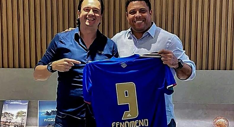 Club president Sergio Santos Rodrigues poses with Ronaldo holding a jersey bearing his number and nickname Creator: -