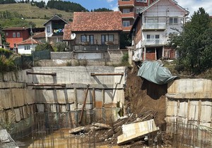 Novi Pazar: Obrušio se potporni zid na gradilištu, povukao i deo kuće 