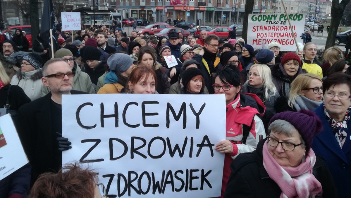 To chyba pierwsza w ostatnich miesiącach manifestacja środowisk lewicowych i feministycznych, gdzie tak ostrej krytyce poddana zostanie opozycja parlamentarna. Reprezentanci PO, Nowoczesnej i PSL nie będą mogli przemawiać, ale też nie będą mogli prezentować swoich partyjnych flag. - To nie są nasi sojusznicy – komentują organizatorzy jutrzejszego strajku kobiet.