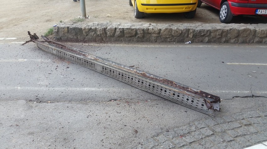 Sa Brankovog mosta pao nosač kablova za javnu rasvetu