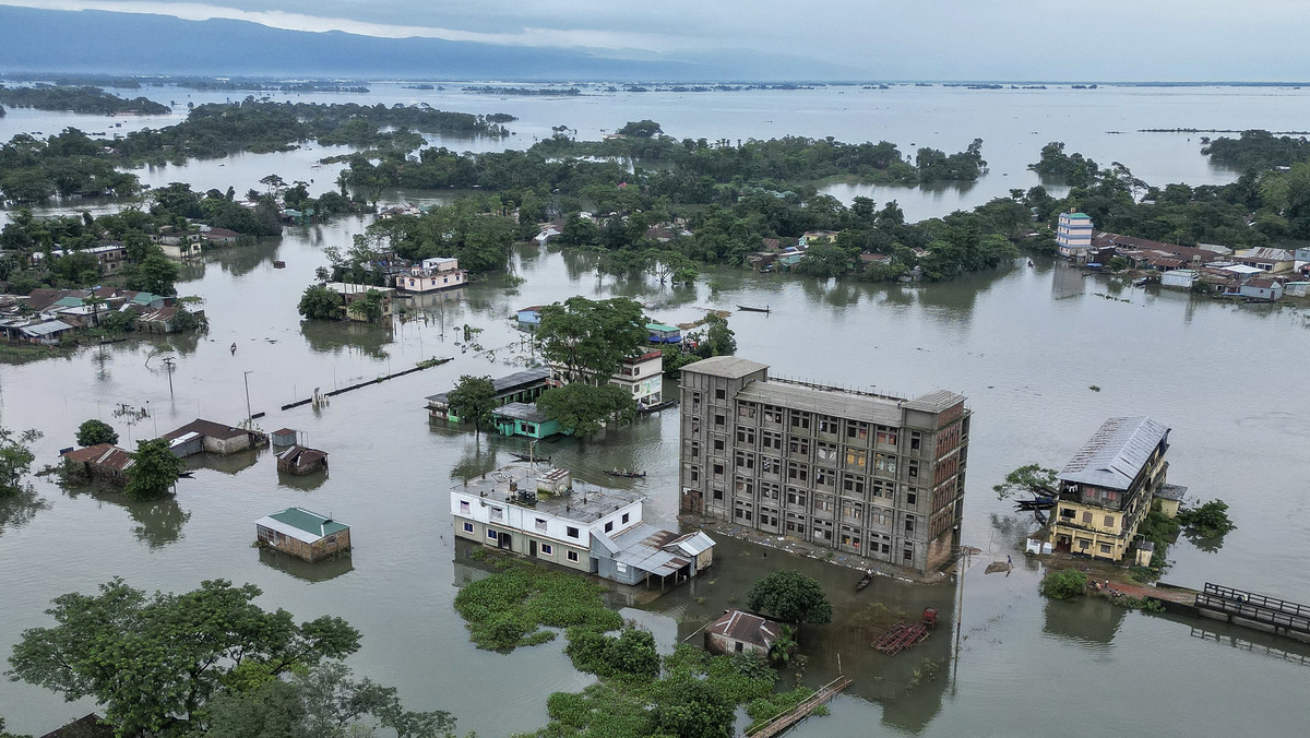 Dwa miliony ludzi bez dachu nad głową. W Bangladeszu trwa walka z powodzią