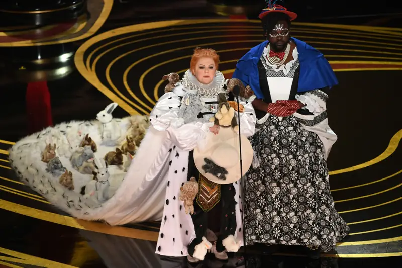 Melissa McCarthy i Brian Tyree Henry wręczają statuetkę za najlepsze kostiumy