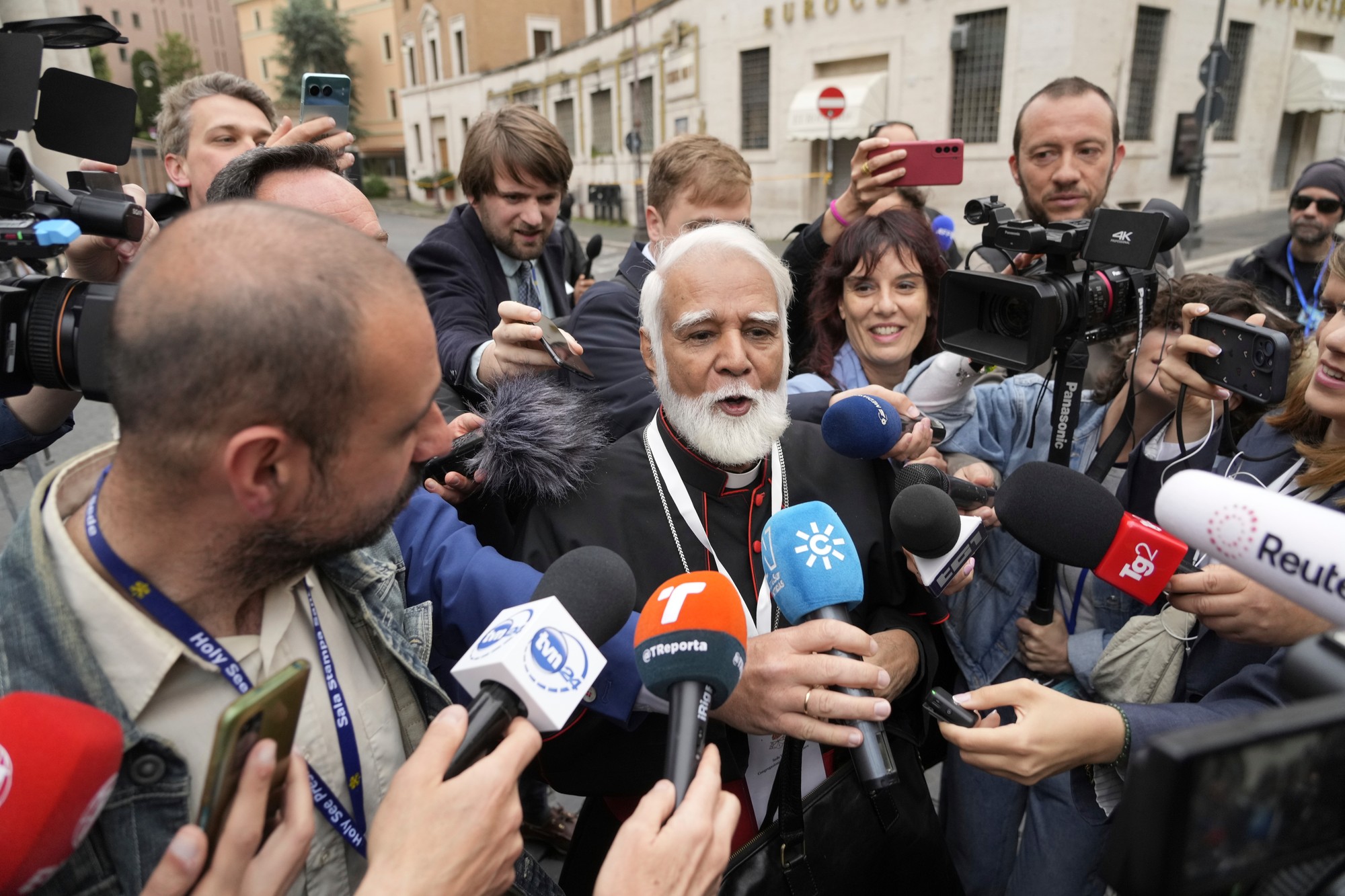 Kardinál Joseph Coutts (uprostred).