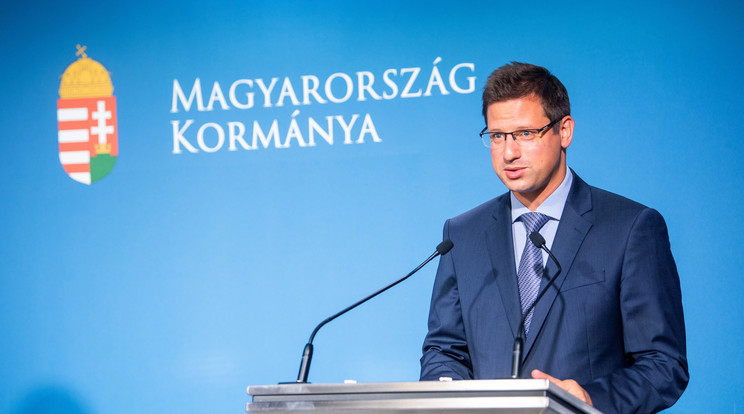 Gulyás Gergely bejelentése az uniús védettségi igazolványról /Fotó: MTI/Balogh Zoltán