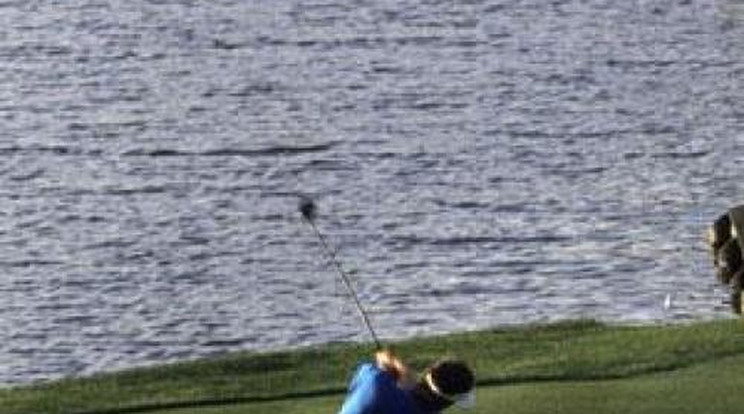 Béna golfozókon keres milliókat a búvár