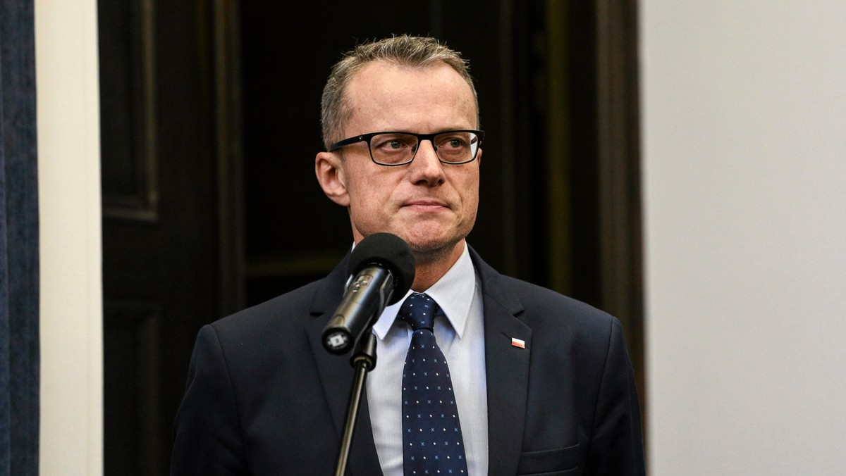 Poseł PiS Adam Ołdakowski zapytał MSZ, czy i kiedy polski rząd planuje wystąpić o wypłatę reparacji wojennych od Niemiec. "Polska w 1953 roku zrzekła się reparacji wojennych od Niemiec, co potwierdził gabinet Marka Belki w 2004 roku. Od tego czasu stanowisko polskiego rządu się nie zmieniło" – brzmi odpowiedź resortu Witolda Waszczykowskiego.