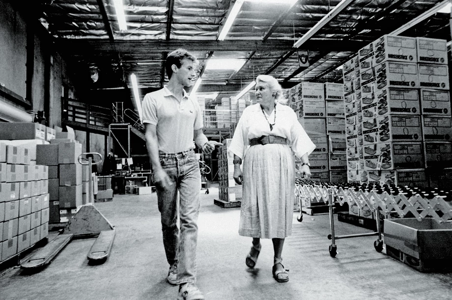 Amerykański sukces niemieckie sandały zawdzięczają Margot Fraser (na zdjęciu z prawej), która zaczęła ich masową dystrybucję na rynku w USA.